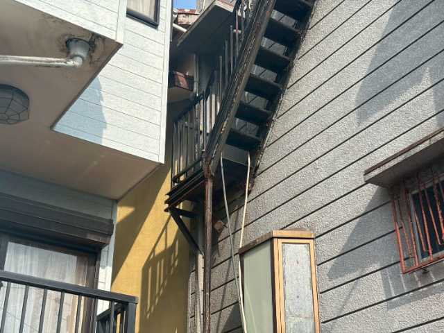 錆が出た階段支柱
